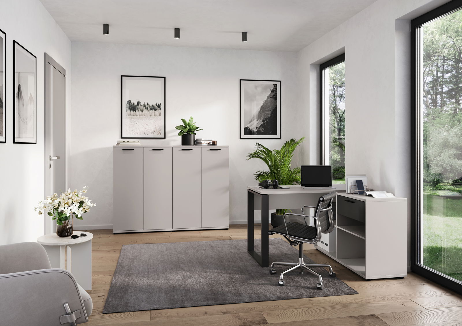 Modernes Büro mit einem Winkelschreibtisch und einem Aktenschrank, seitliche Perspektive mit Blick auf große Fenster und Pflanzen.