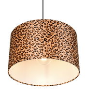 Pendelleuchte mit Leopardenmuster, seitliche Perspektive