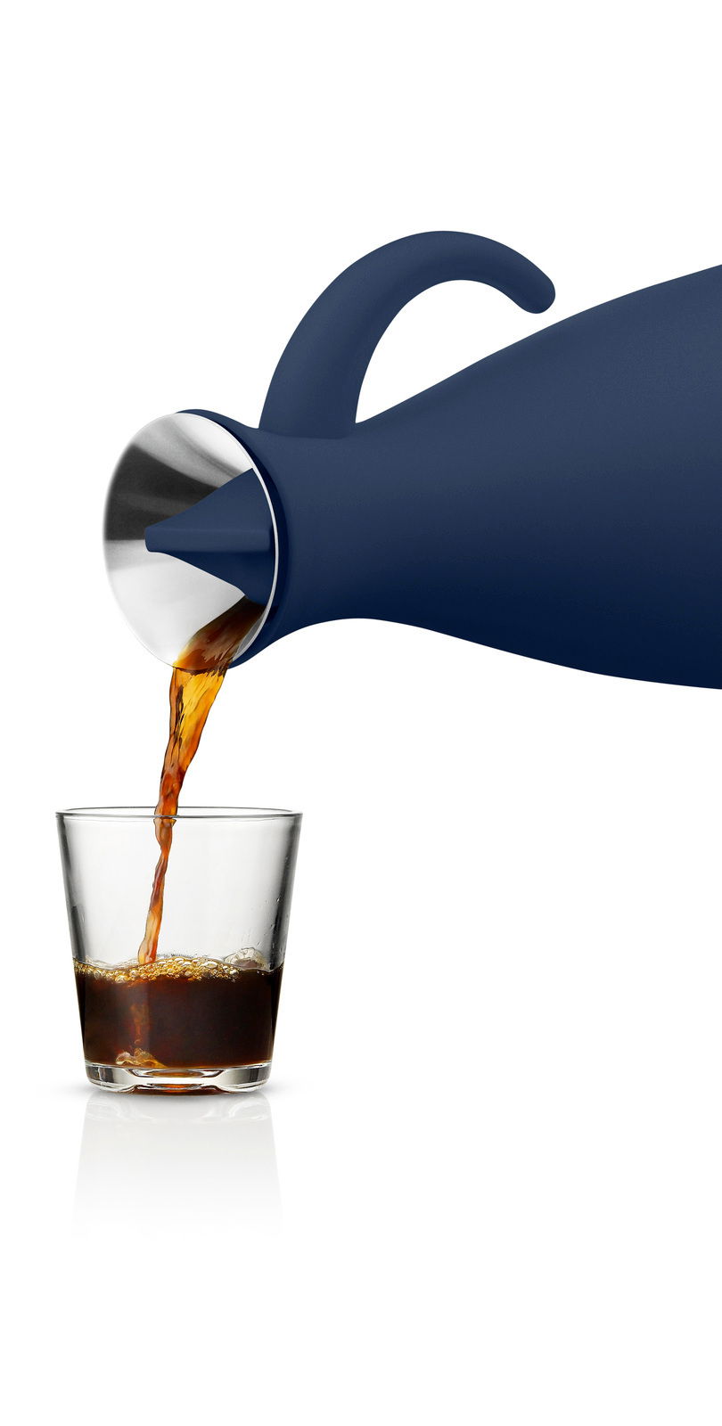 Eva Solo Thermoskan CLASSIC Navy blaue Isolierkanne, die aus seitlicher Perspektive Kaffee in ein Glas gießt.