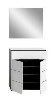 Weißer, moderner Unterschrank mit geöffneter Front und sichtbaren dunklen Innenfächern, perspektivische Frontansicht leicht von oben; darüber eine quadratische, silberne Spiegel-/Metallfläche in Frontalansicht.