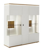 Modernes Highboard in Weiß mit Holzdetails und Glasvitrinen, seitliche Perspektive