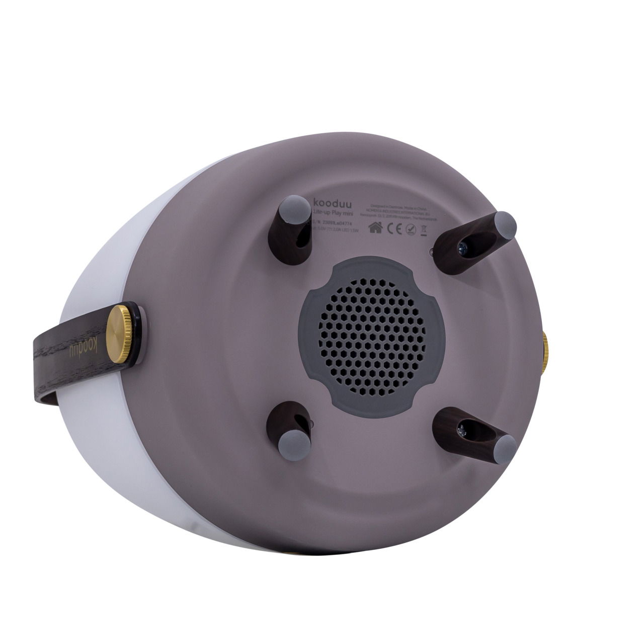 Unteransicht eines tragbaren Lautsprechers mit vier Standfüßen und einem Tragegriff.