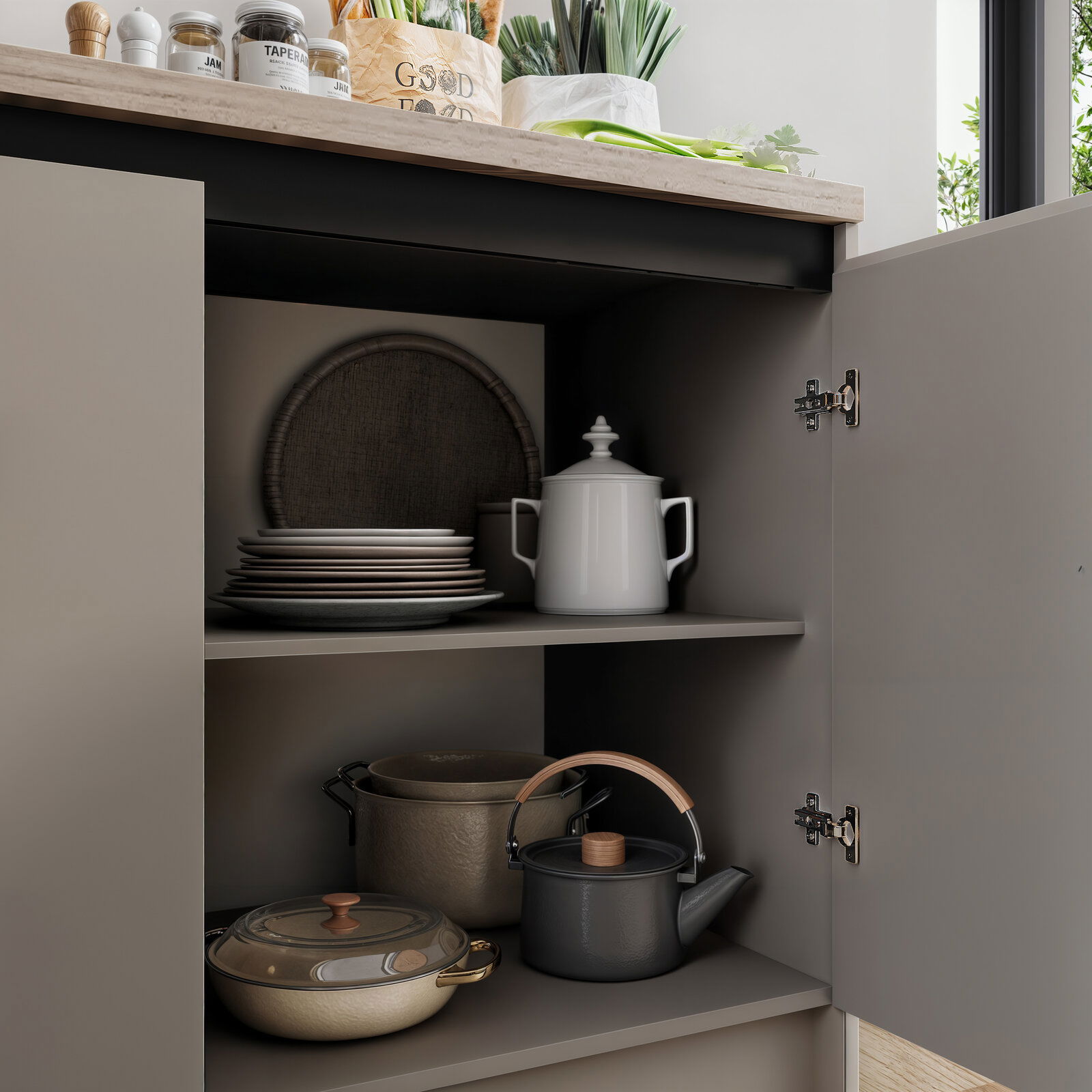 Geöffneter Küchenschrank mit Geschirr und Töpfen, seitliche Perspektive