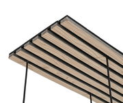 Nahaufnahme der Unterseite einer modernen Hängeleuchte mit Holzlamellen und schwarzer Aufhängung, von unten betrachtet.