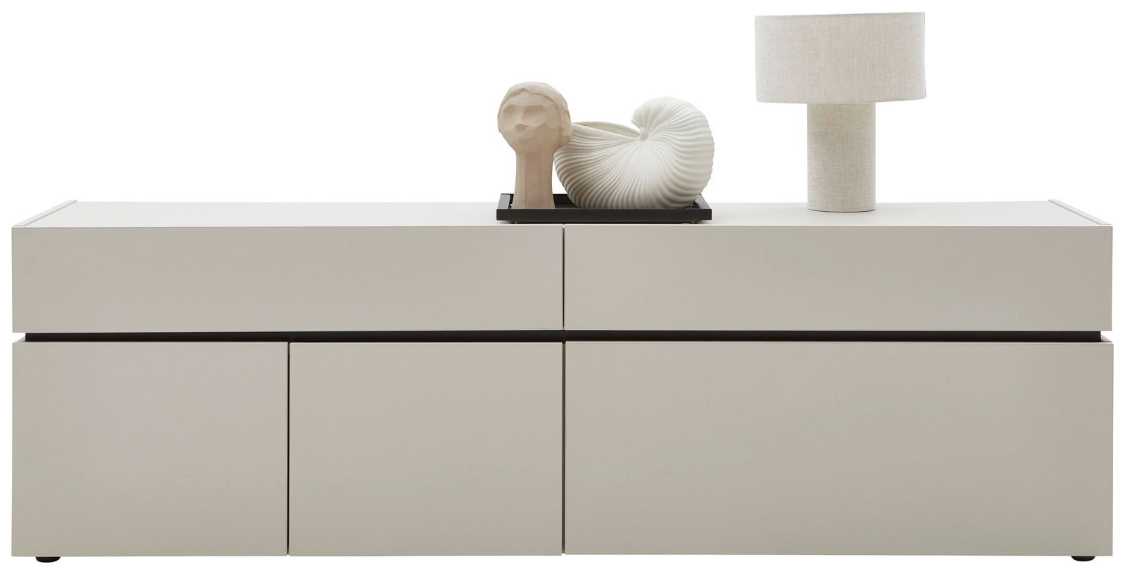 Frontale Ansicht des Voleo TV-Lowboards UNIQUE in modernem Design mit Dekorationen und Lampe auf der Oberseite.