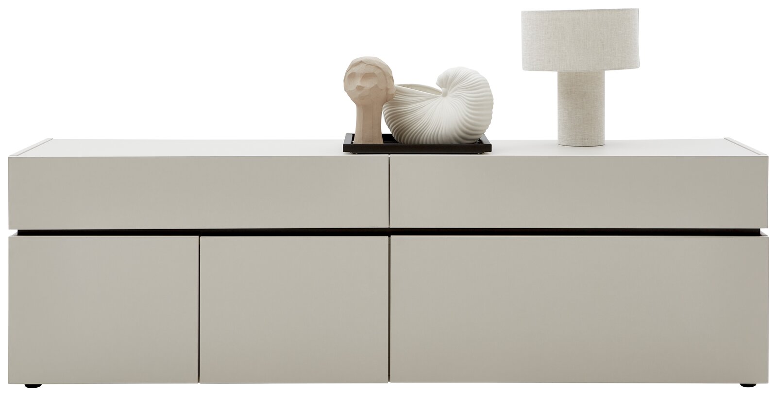 Frontale Ansicht des Voleo TV-Lowboards UNIQUE in modernem Design mit Dekorationen und Lampe auf der Oberseite.