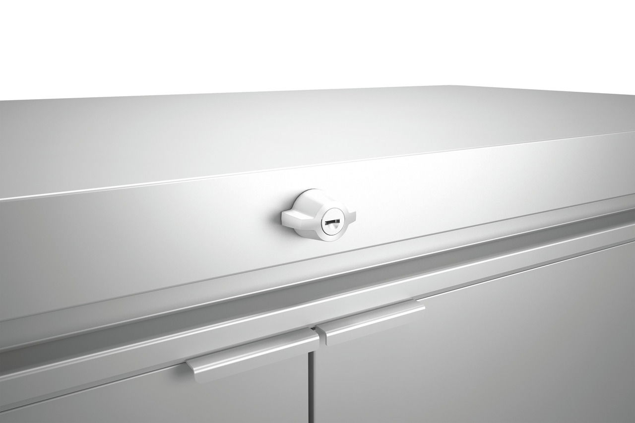 Nahaufnahme eines Highboards mit silbernem Schloss und Griffen, Perspektive von vorne oben