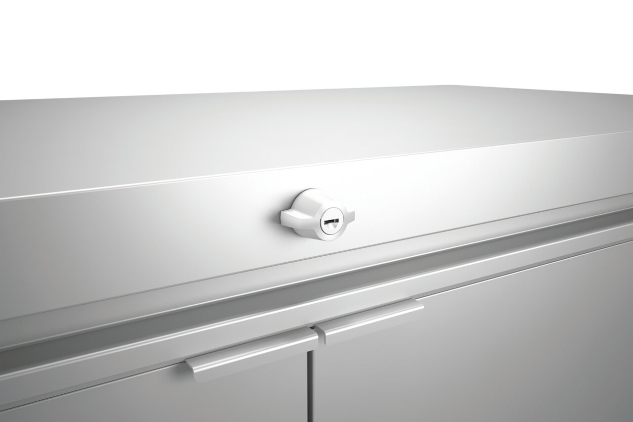 Nahaufnahme eines Highboards mit silbernem Schloss und Griffen, Perspektive von vorne oben