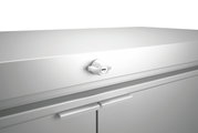 Nahaufnahme eines Highboards mit silbernem Schloss und Griffen, Perspektive von vorne oben