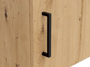 Nahaufnahme eines Holzschranks mit schwarzem Griff, seitliche Perspektive