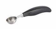Kugelausstecher BOCELI mit gezackter Edelstahlklinge und ergonomischem Griff, seitliche Perspektive