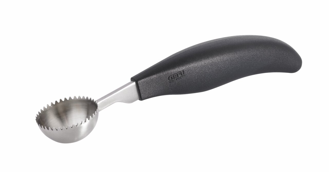 Kugelausstecher BOCELI mit gezackter Edelstahlklinge und ergonomischem Griff, seitliche Perspektive
