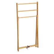 Handtuchständer aus Holz, frontal abgebildet, mit drei Stangen zum Aufhängen von Handtüchern.