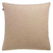 Beige, vierkant kussensloop met een fijne weefstructuur en een klein label aan de zijkant, vooraanzicht tegen een witte achtergrond