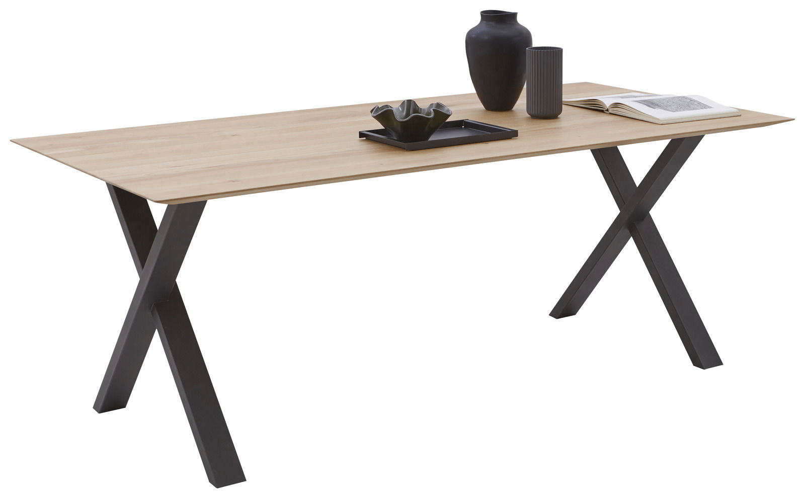 Moderner Esstisch mit Holzplatte und schwarzen X-förmigen Metallbeinen, seitliche Perspektive