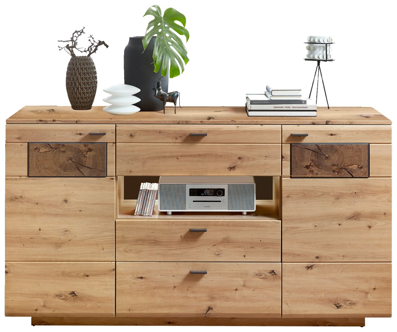 Frontale Ansicht eines modernen Sideboards aus Holz mit mehreren Schubladen und Fächern, dekoriert mit Vasen, Büchern und einer Pflanze.