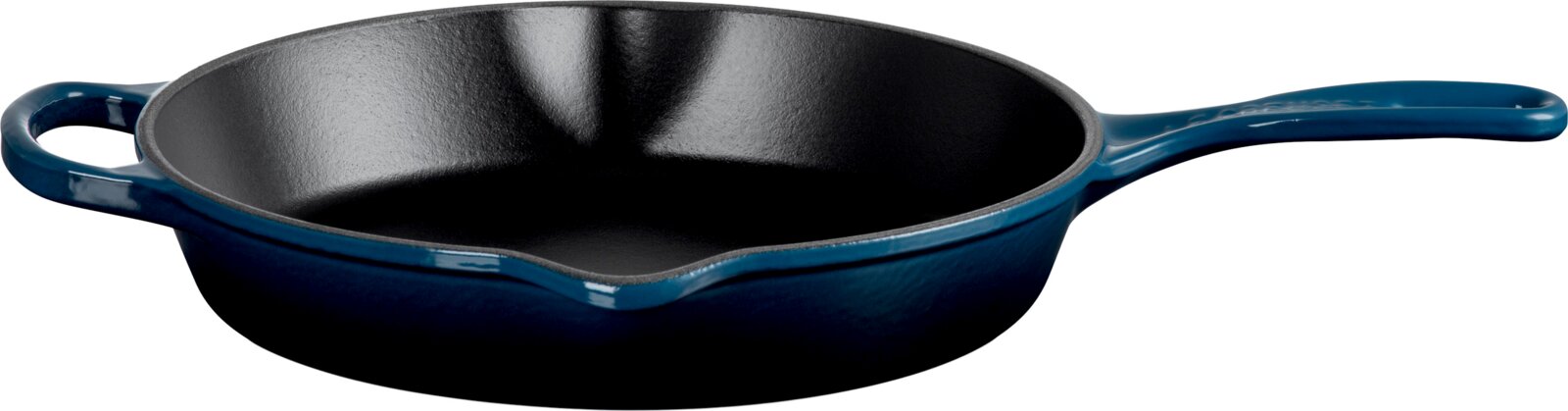Blauw geëmailleerde gietijzeren koekenpan met lange steel en zijgreep, schuin van boven gefotografeerd op witte achtergrond