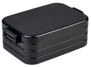 Zwarte plastic lunchbox met afgeronde hoeken en handvatten aan de zijkanten, gefotografeerd vanuit een perspectief van bovenaf.