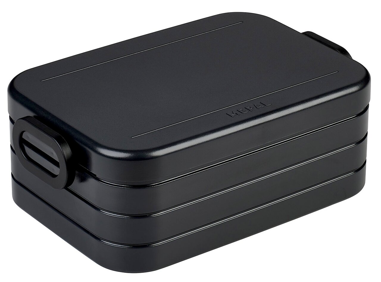 Zwarte plastic lunchbox met afgeronde hoeken en handvatten aan de zijkanten, gefotografeerd vanuit een perspectief van bovenaf.
