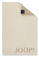 Beiges Gästetuch mit aufgesticktem 'JOOP!' Logo, von oben fotografiert.