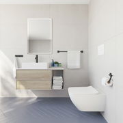 Moderne Badezimmeransicht mit matt schwarzer Dreierhakenleiste an der Wand, neben einem Waschbecken mit Holzunterschrank und Handtuchhalter.