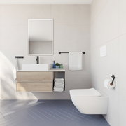 Moderne Badezimmeransicht mit matt schwarzer Dreierhakenleiste an der Wand, neben einem Waschbecken mit Holzunterschrank und Handtuchhalter.