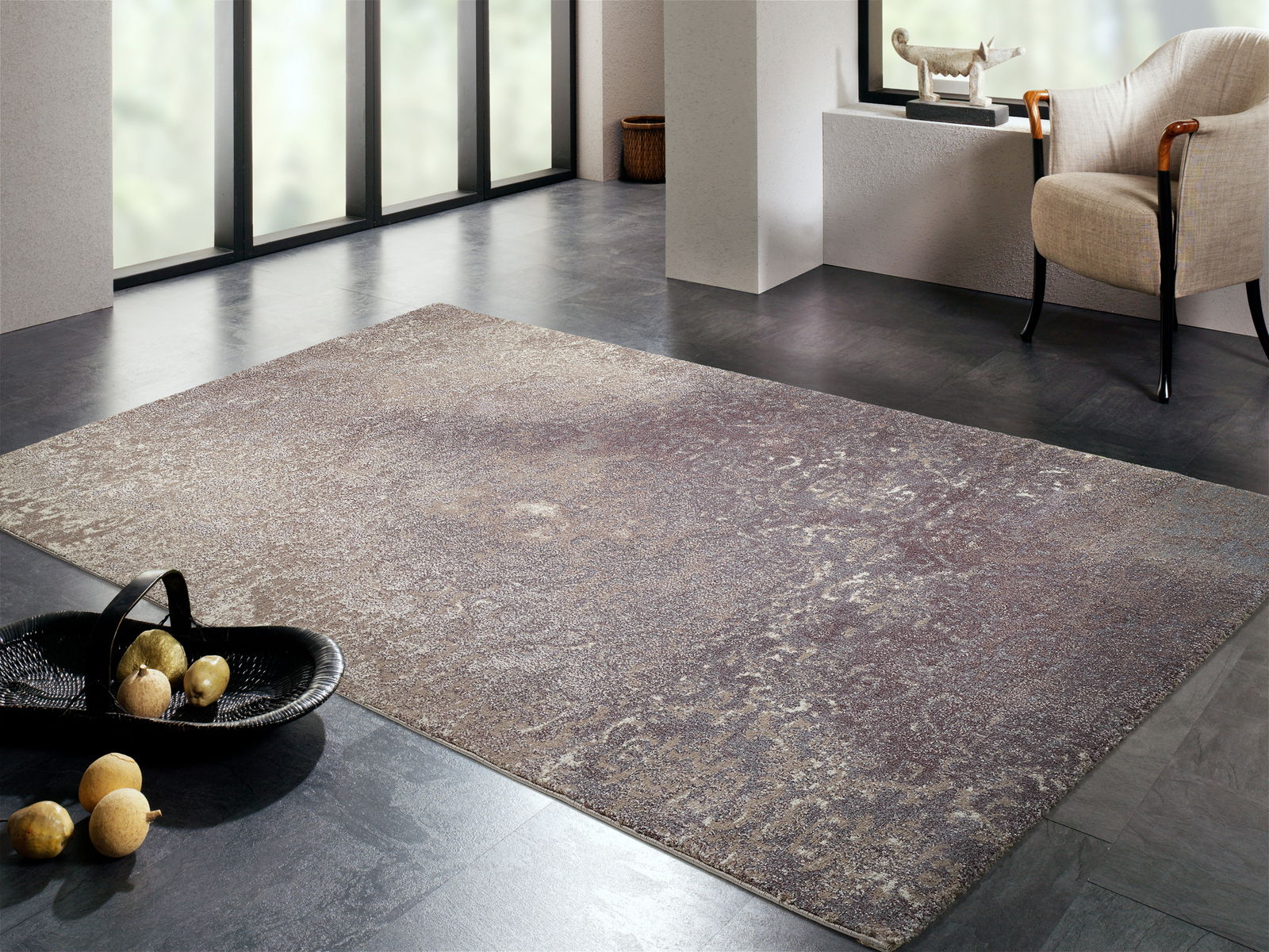 Designer Teppich in einem modernen Wohnzimmer, perspektivisch von oben fotografiert, mit einem eleganten Muster in neutralen Tönen auf dunklem Boden.