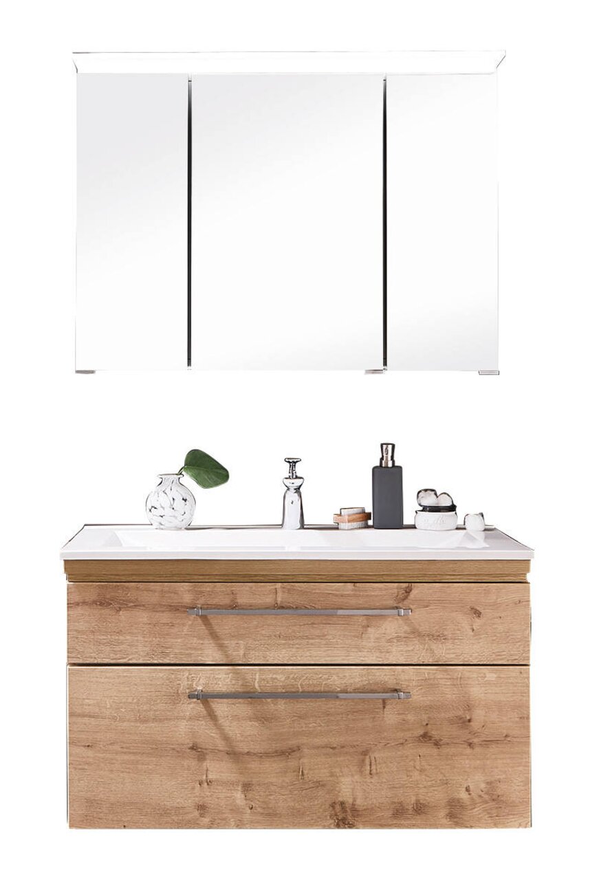 Frontale Ansicht einer modernen Badkombination mit einem großen Spiegelschrank und einem Waschtisch mit Holzoptik und zwei Schubladen.