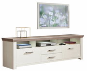 Lowboard in heller Holzoptik mit dunkler Oberseite, drei Schubladen und offenen Fächern, frontal abgebildet.