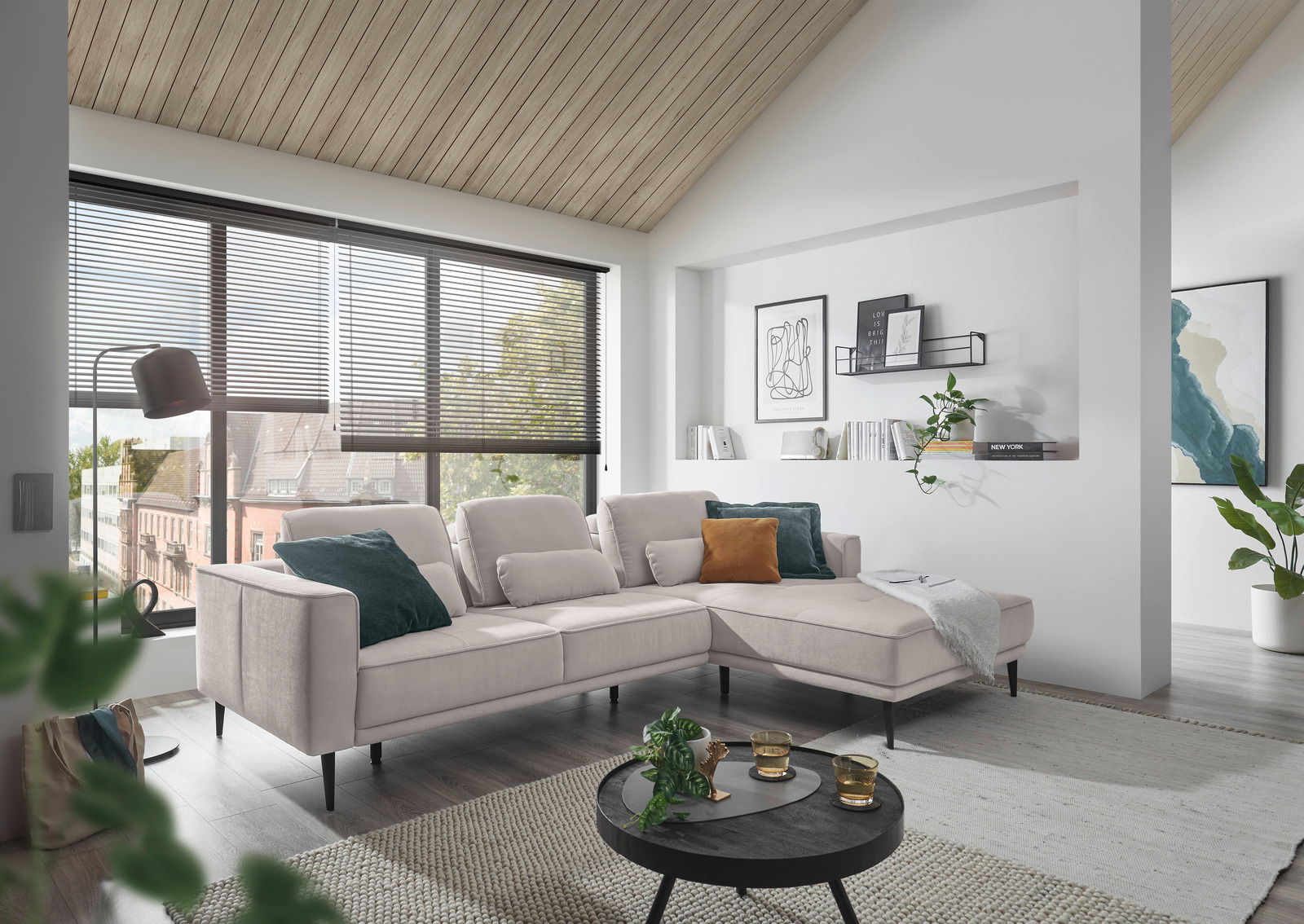 Moderne Rundecke in hellem Wohnzimmer mit großen Fenstern, seitliche Perspektive