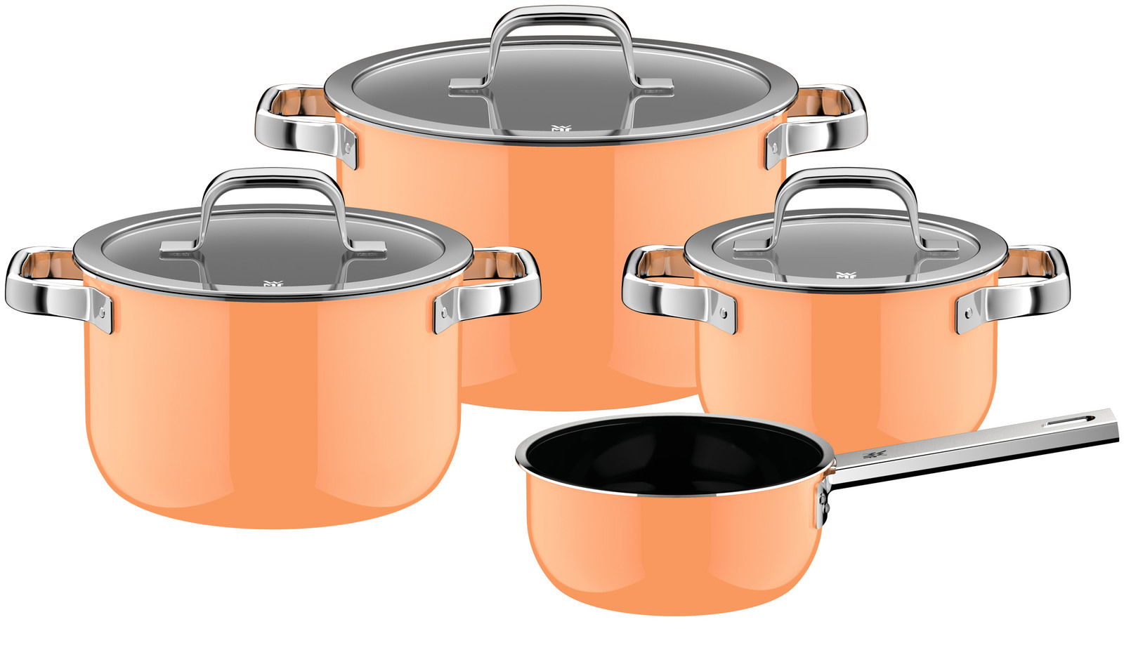 Vierteiliger Topfset in Papaya Orange, bestehend aus drei Töpfen mit Deckeln und einer Stielkasserolle, aus seitlicher Perspektive fotografiert.