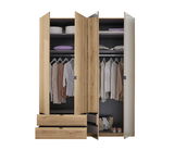 Offener Kleiderschrank mit vier Türen, zwei Schubladen und mehreren Fächern, gefüllt mit Kleidung und Accessoires, aus frontaler Perspektive.