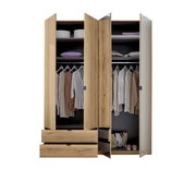 Offener Kleiderschrank mit vier Türen, zwei Schubladen und mehreren Fächern, gefüllt mit Kleidung und Accessoires, aus frontaler Perspektive.