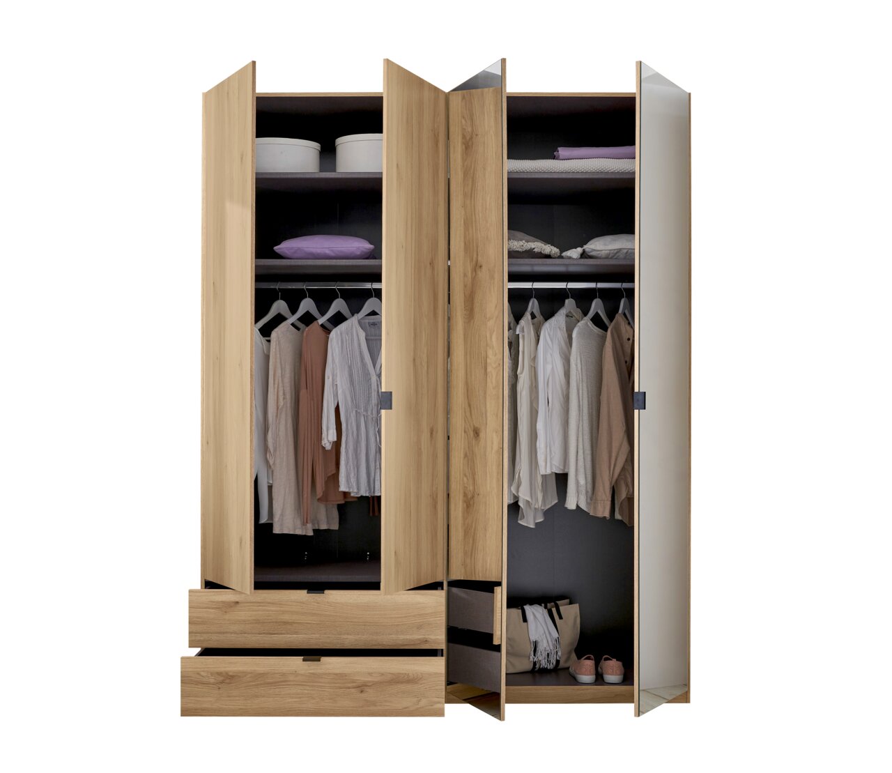 Offener Kleiderschrank mit vier Türen, zwei Schubladen und mehreren Fächern, gefüllt mit Kleidung und Accessoires, aus frontaler Perspektive.