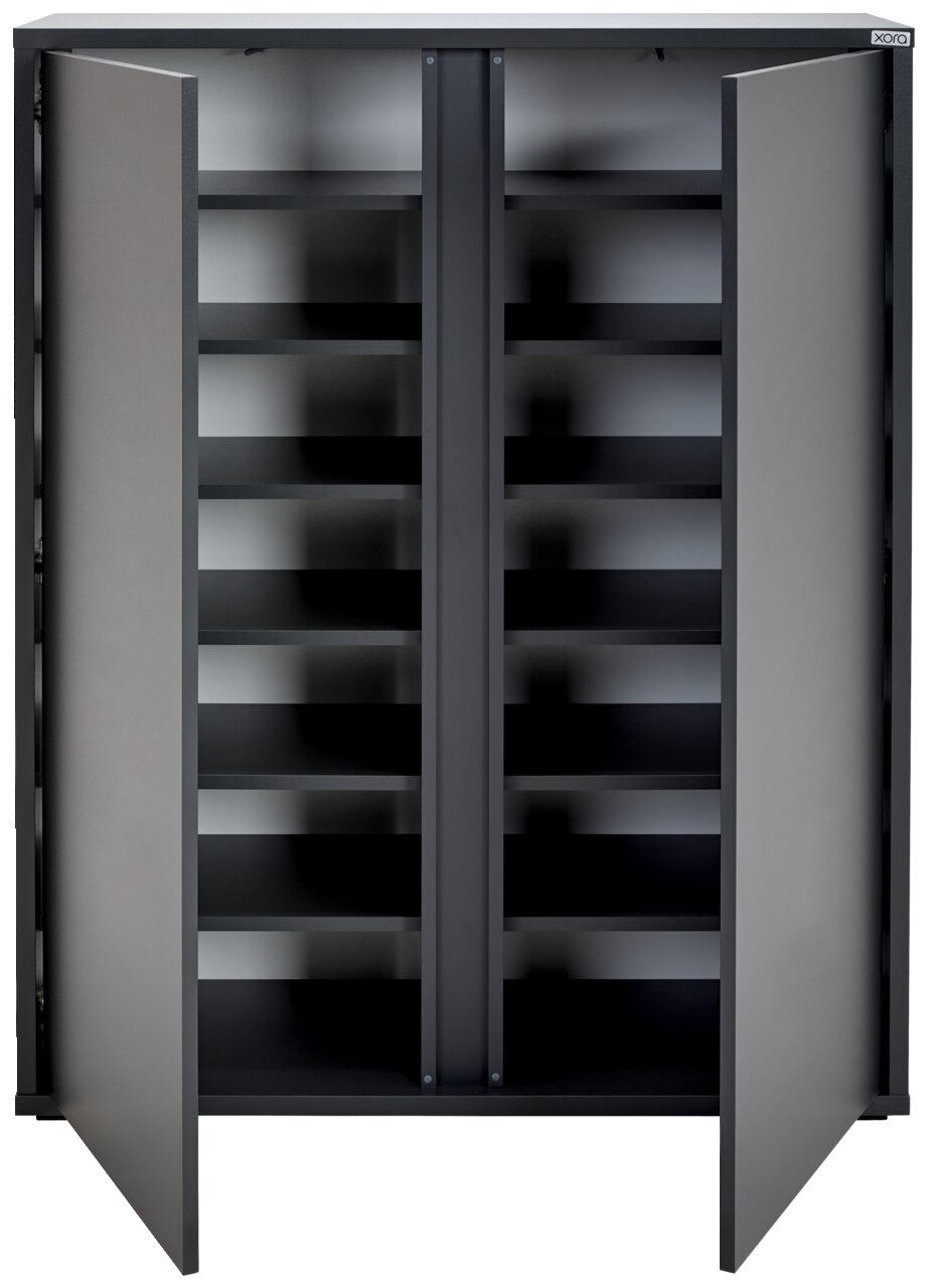 Moderner Schuhschrank mit offenen Türen, frontal betrachtet, zeigt mehrere Regalböden zur Aufbewahrung.