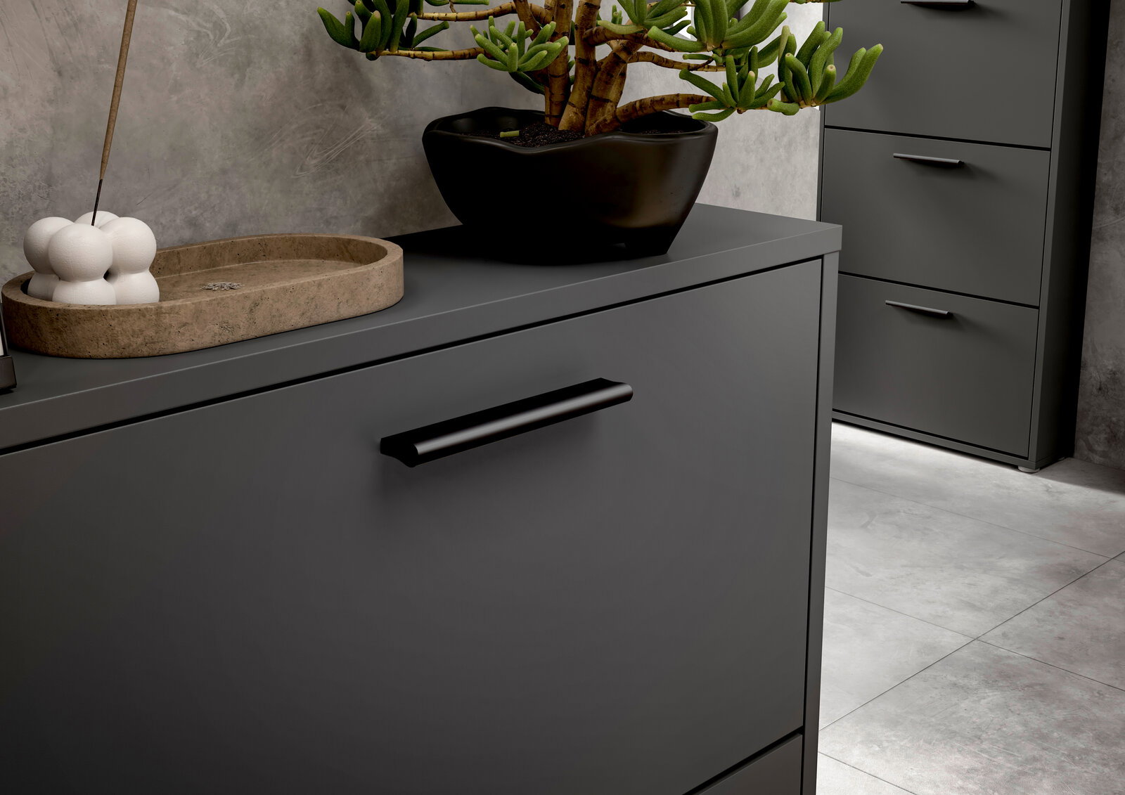 Schuhkipper in modernem Design, seitliche Perspektive, mit Dekoration und Pflanze auf der Oberseite.