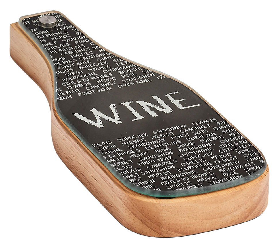 Wein-Set Schneidebrett in Flaschenform mit Holzunterseite und schwarzer Oberfläche, bedruckt mit verschiedenen Weinsorten. Perspektive: Schräg von oben.