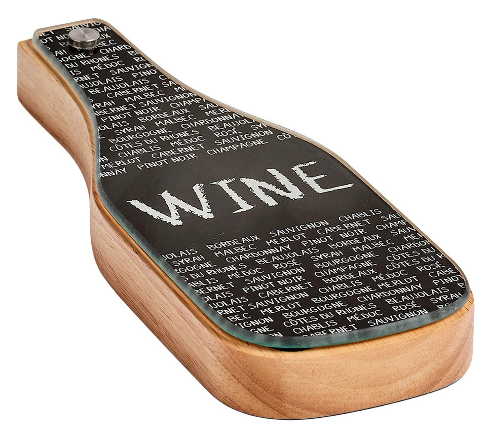 Wein-Set Schneidebrett in Flaschenform mit Holzunterseite und schwarzer Oberfläche, bedruckt mit verschiedenen Weinsorten. Perspektive: Schräg von oben.