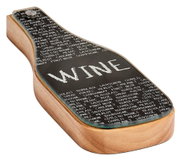 Wein-Set Schneidebrett in Flaschenform mit Holzunterseite und schwarzer Oberfläche, bedruckt mit verschiedenen Weinsorten. Perspektive: Schräg von oben.
