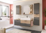 Moderner Badezimmerspiegel mit Holzrahmen, umgeben von stilvollen Schränken und Waschbecken, aus der Perspektive eines Betrachters im Raum.