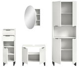 Badkombination bestehend aus einem hohen Schrank, einem niedrigen Schrank mit Schubladen, einem Waschbeckenunterschrank und einem runden Spiegel, alle in weißer Farbe mit schwarzen Griffen, aus frontaler Perspektive.
