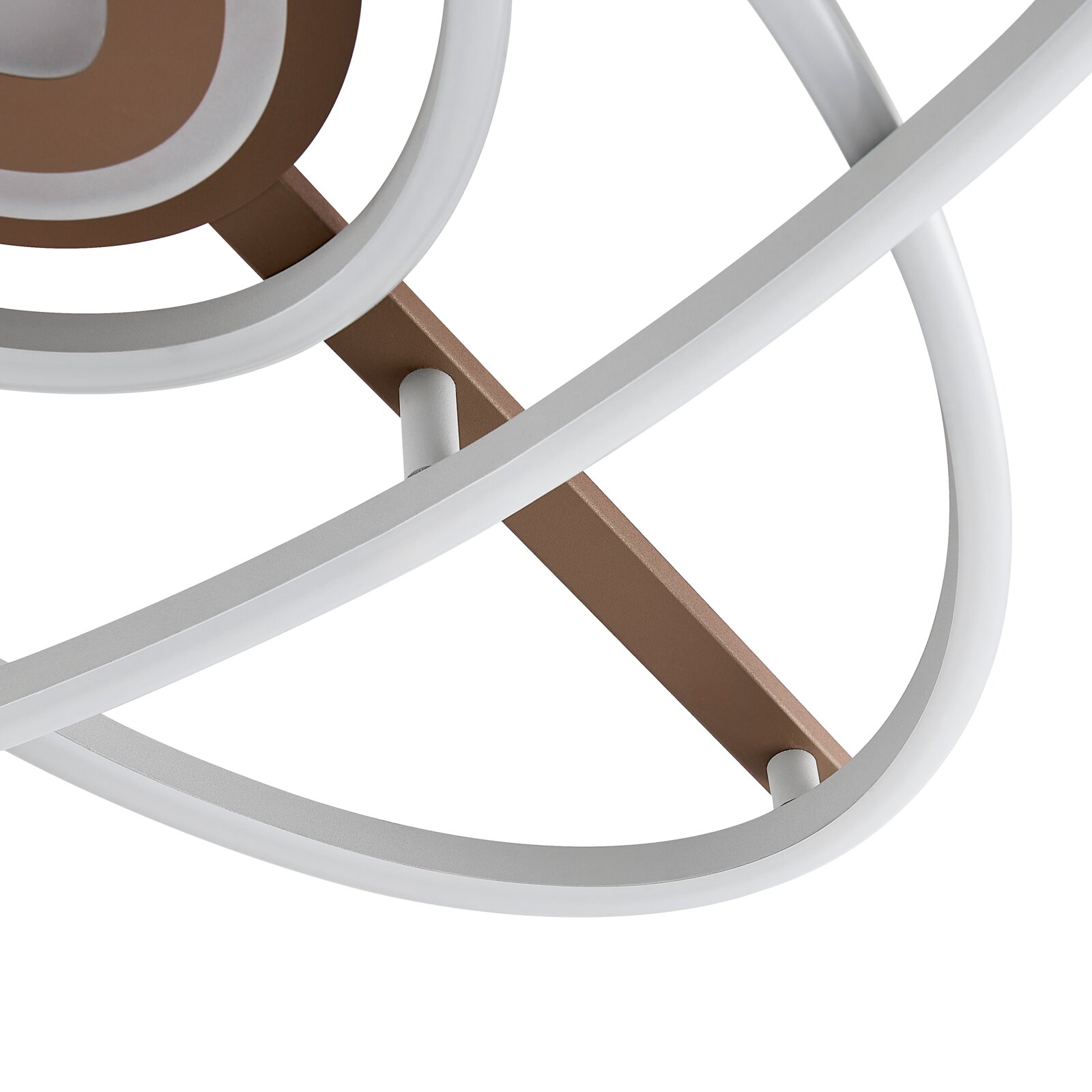 Close-up van een moderne plafondlamp met overlappende ronde LED-ringen in wit en een bronskleurige balk, schuin van onderaf bekeken tegen een witte achtergrond