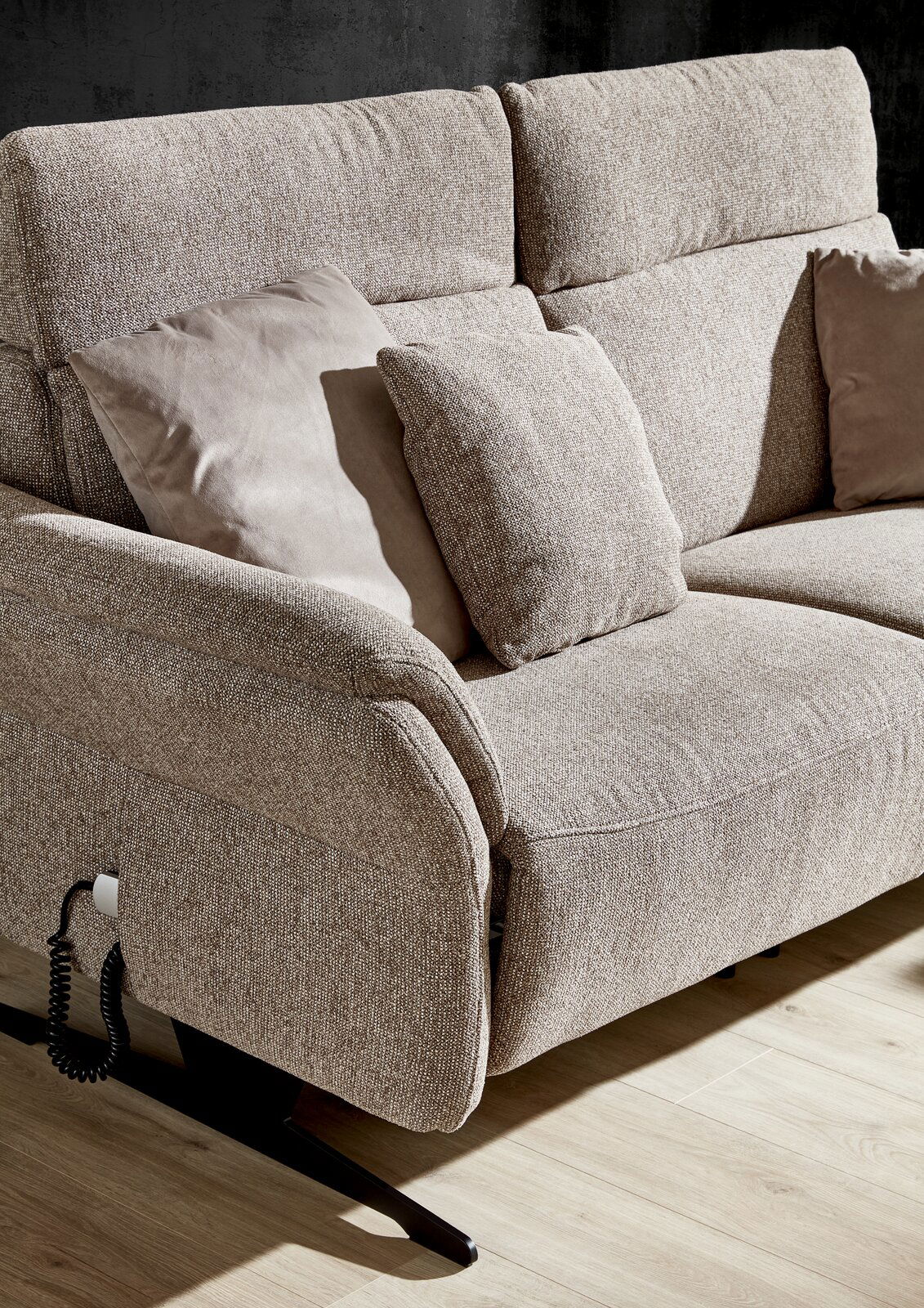 Beiges 2-Sitzer-Sofa mit weichen Kissen, seitliche Perspektive