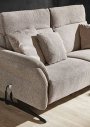 Beiges 2-Sitzer-Sofa mit weichen Kissen, seitliche Perspektive