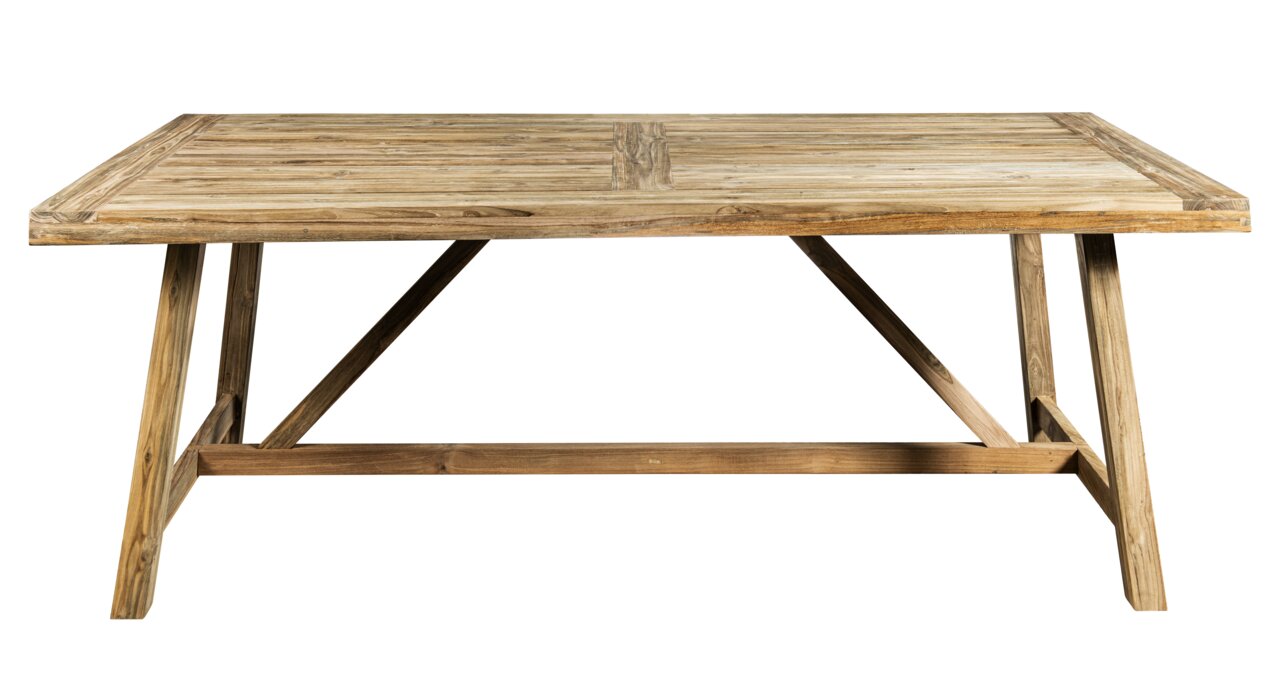 Houten tuintafel van licht hout, van voren gefotografeerd