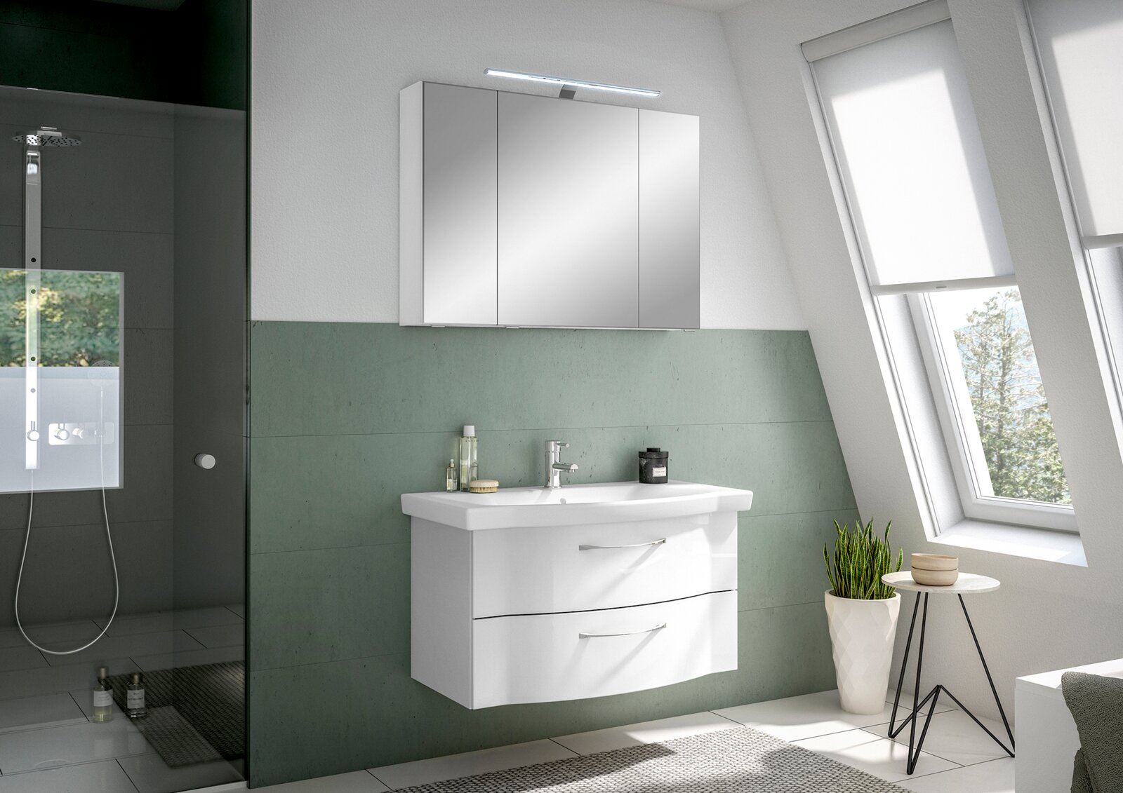 Moderne Badezimmeransicht mit weißem Waschtisch und Spiegelschrank, seitliche Perspektive