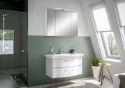 Moderne Badezimmeransicht mit weißem Waschtisch und Spiegelschrank, seitliche Perspektive