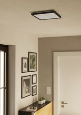 Moderne LED-Deckenleuchte ROVITO in quadratischer Form, von unten betrachtet, in einem stilvoll eingerichteten Raum.