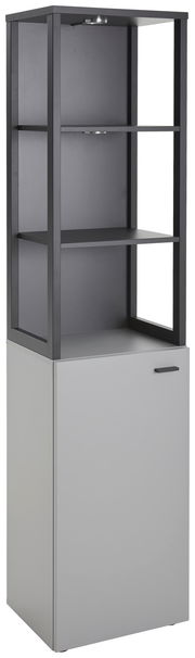 Moderne Vitrine mit schwarzem Metallrahmen und grauem Unterschrank, frontal betrachtet.