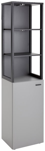 Moderne Vitrine mit schwarzem Metallrahmen und grauem Unterschrank, frontal betrachtet.